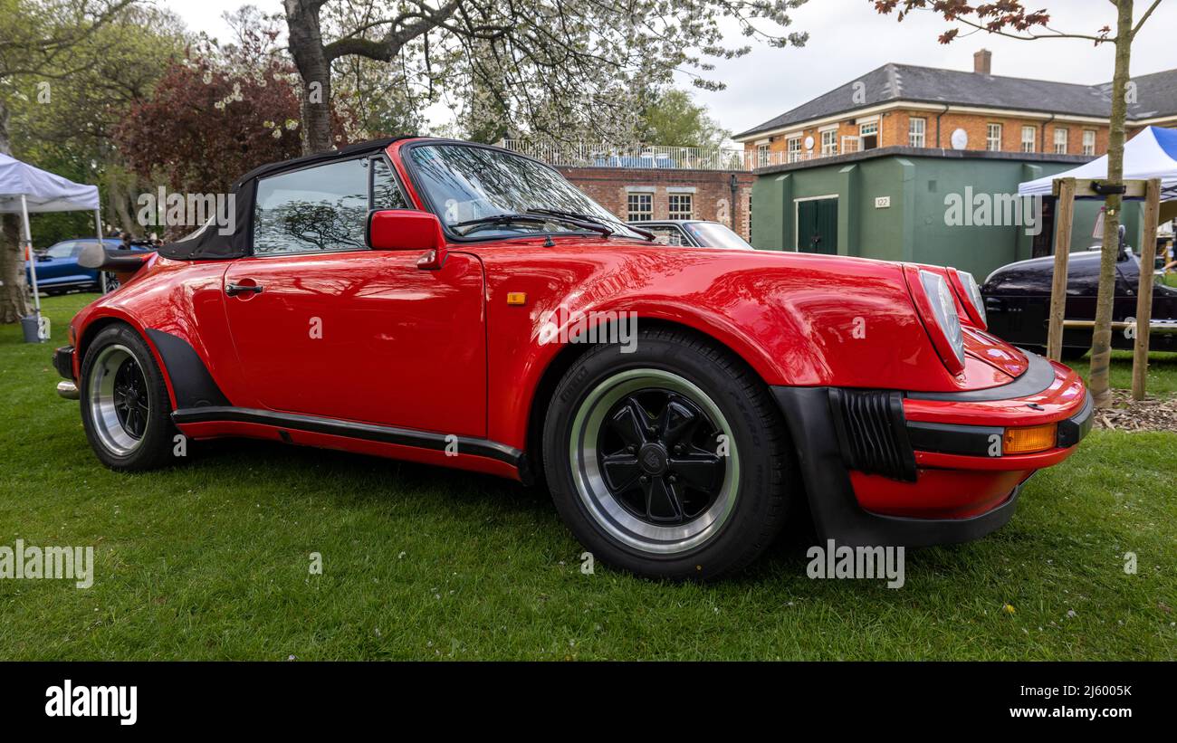 1983 Porsche 911 SC Cabriolet, in mostra allo Scramble di aprile che si tiene presso il Bicester Heritage Centre il 23rd aprile 2022 Foto Stock