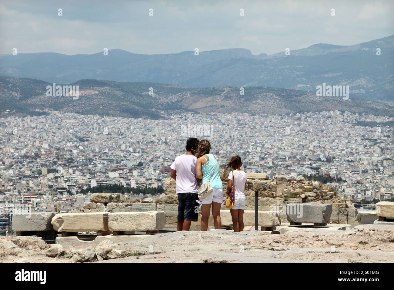 La famiglia guarda la vista di Atene dall'Acropoli. Atene è una delle città più antiche del mondo. Foto Stock