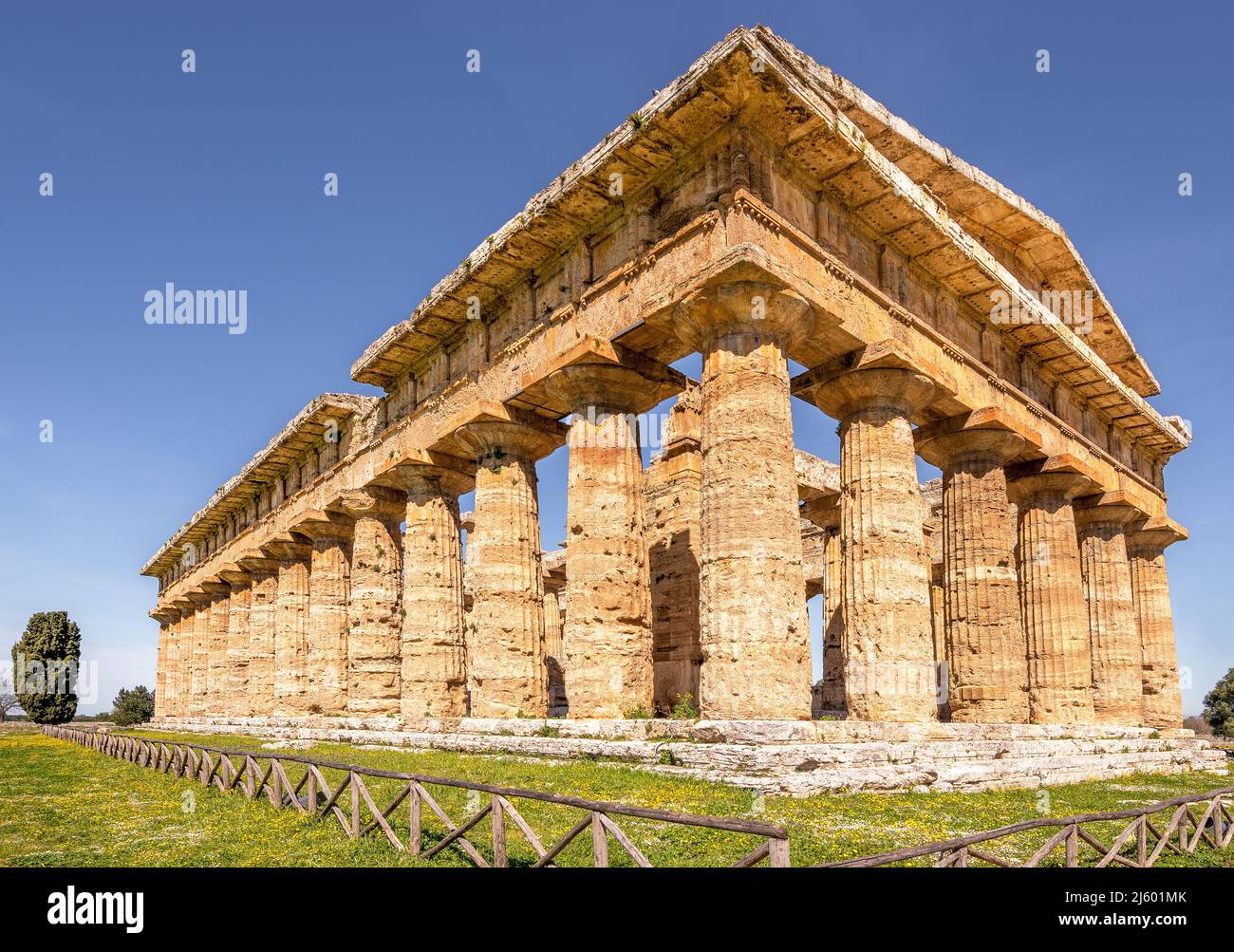 Paestum, Italia; 18 aprile 2022 - il Tempio di Hera a Paestum, che contiene alcuni dei templi greci più ben conservati del mondo. Foto Stock