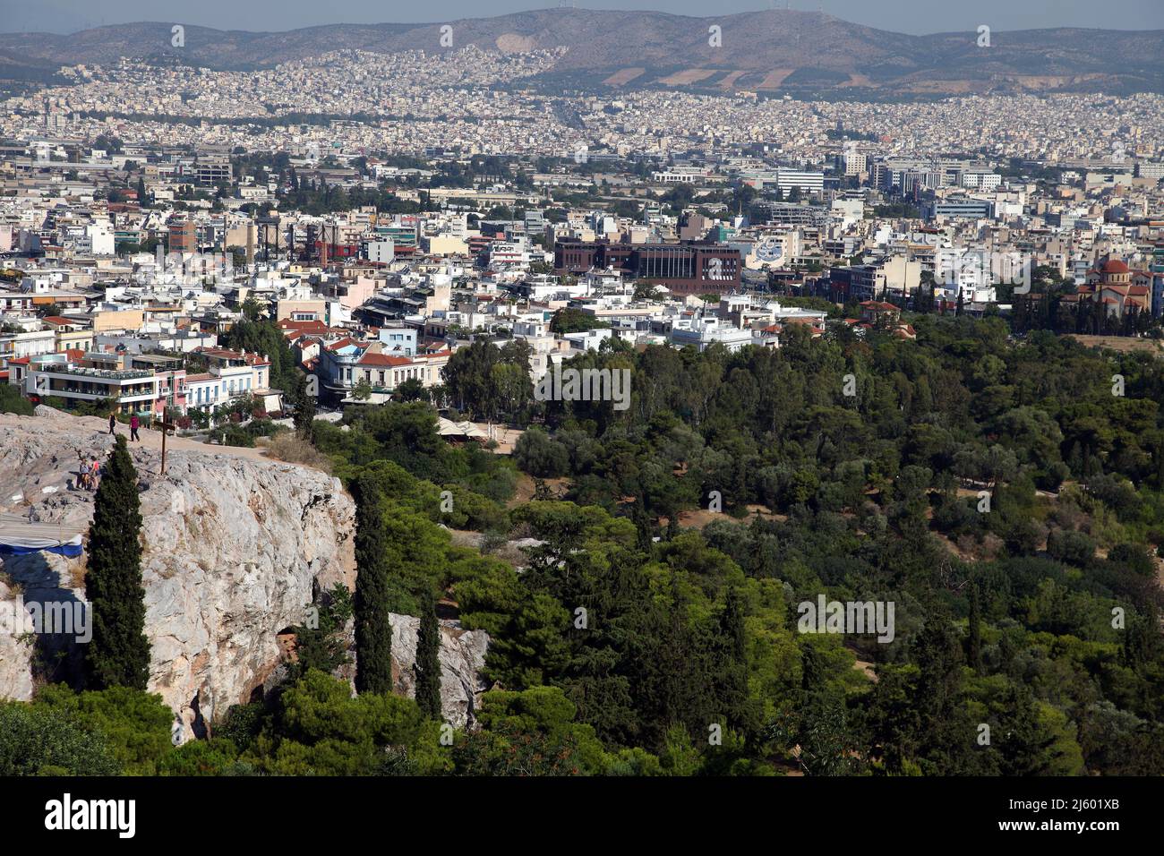 Areopagus (collina Marte) dietro la città di Atene dall'Acropoli in Grecia. Mars Hill è un sito importante situato a 140 metri sotto l'Acropoli. Foto Stock