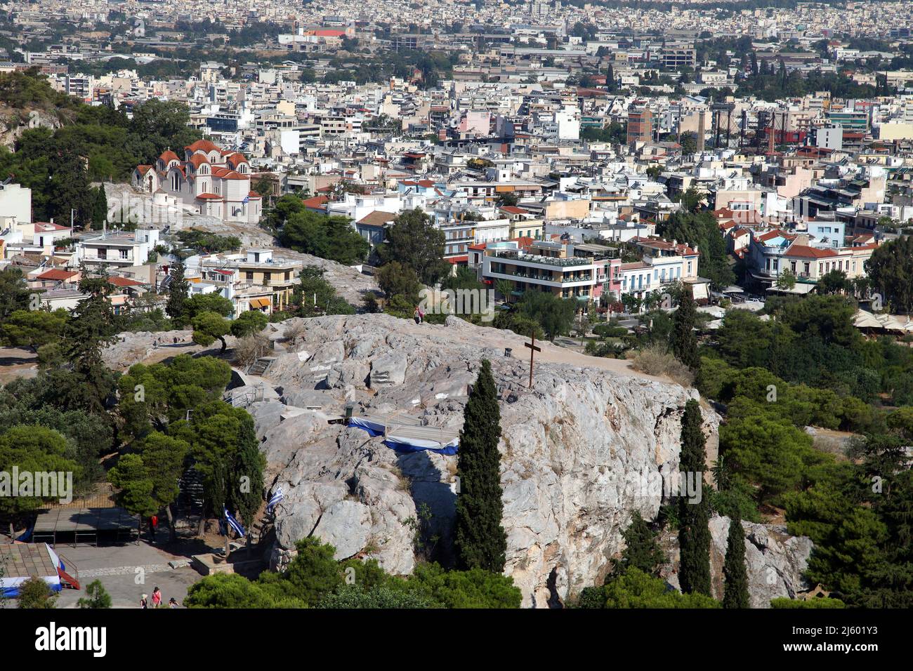 Areopagus (collina Marte) dietro la città di Atene dall'Acropoli in Grecia. Mars Hill è un sito importante situato a 140 metri sotto l'Acropoli. Foto Stock