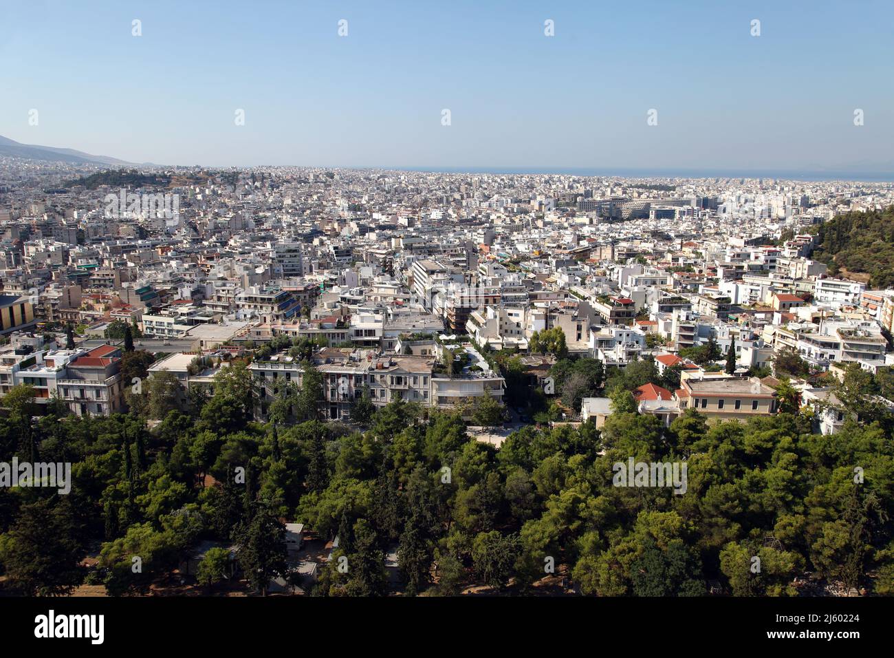 Vista sulla foresta e sulla città di Atene dall'Acropoli in Grecia. Atene è una delle città più antiche del mondo. Foto Stock