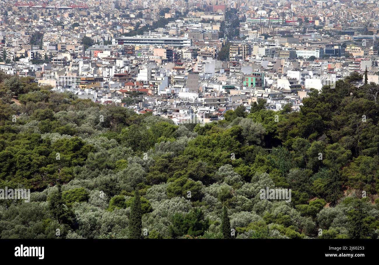 Vista sulla foresta e sulla città di Atene dall'Acropoli in Grecia. Atene è una delle città più antiche del mondo. Foto Stock