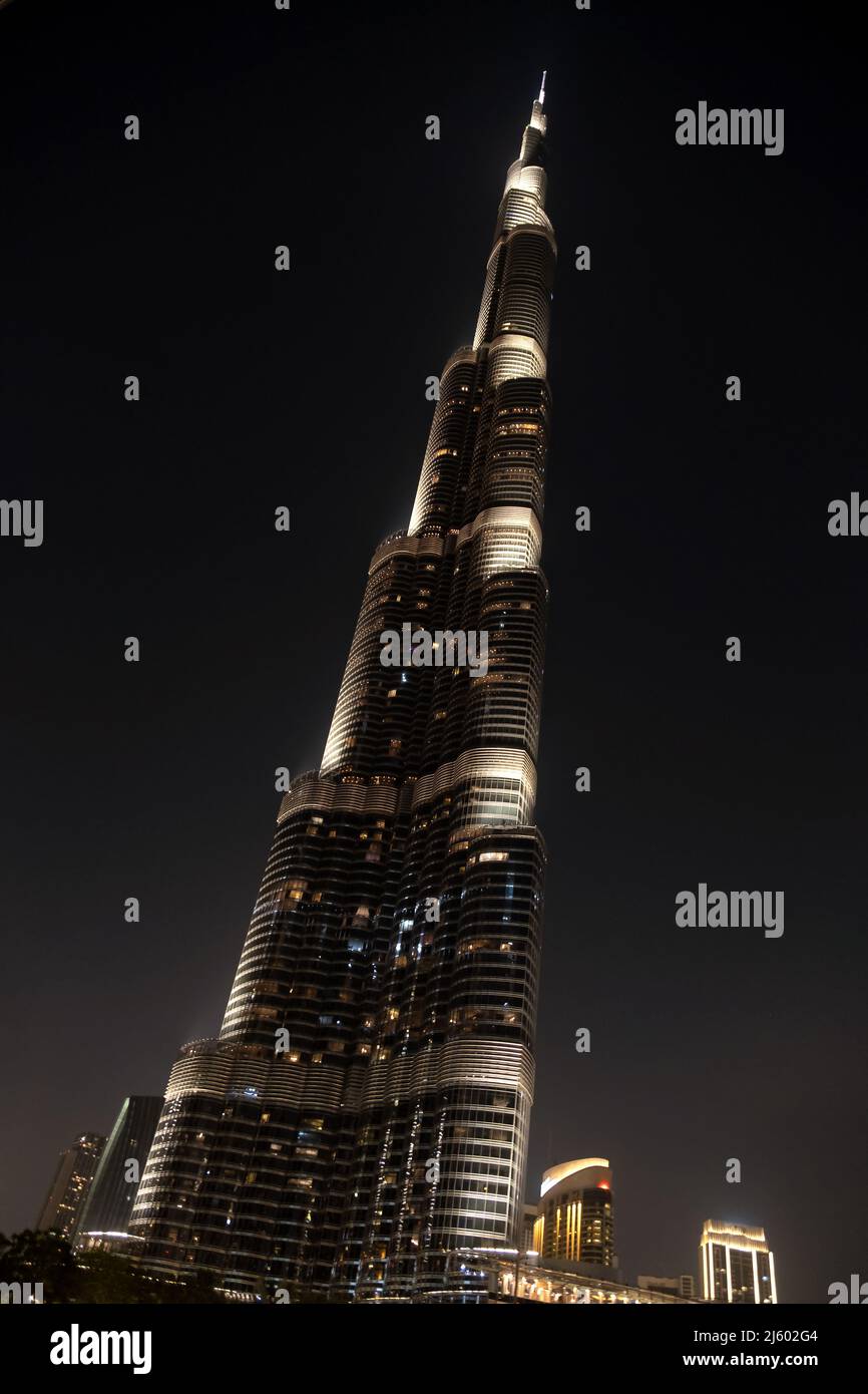 DUBAI, U.A.E - Aprile 20 2022: Burj Khalifa Tower, Dubai Mall e palme dal basso - l'edificio più alto del mondo è a Dubai, United Arab Foto Stock
