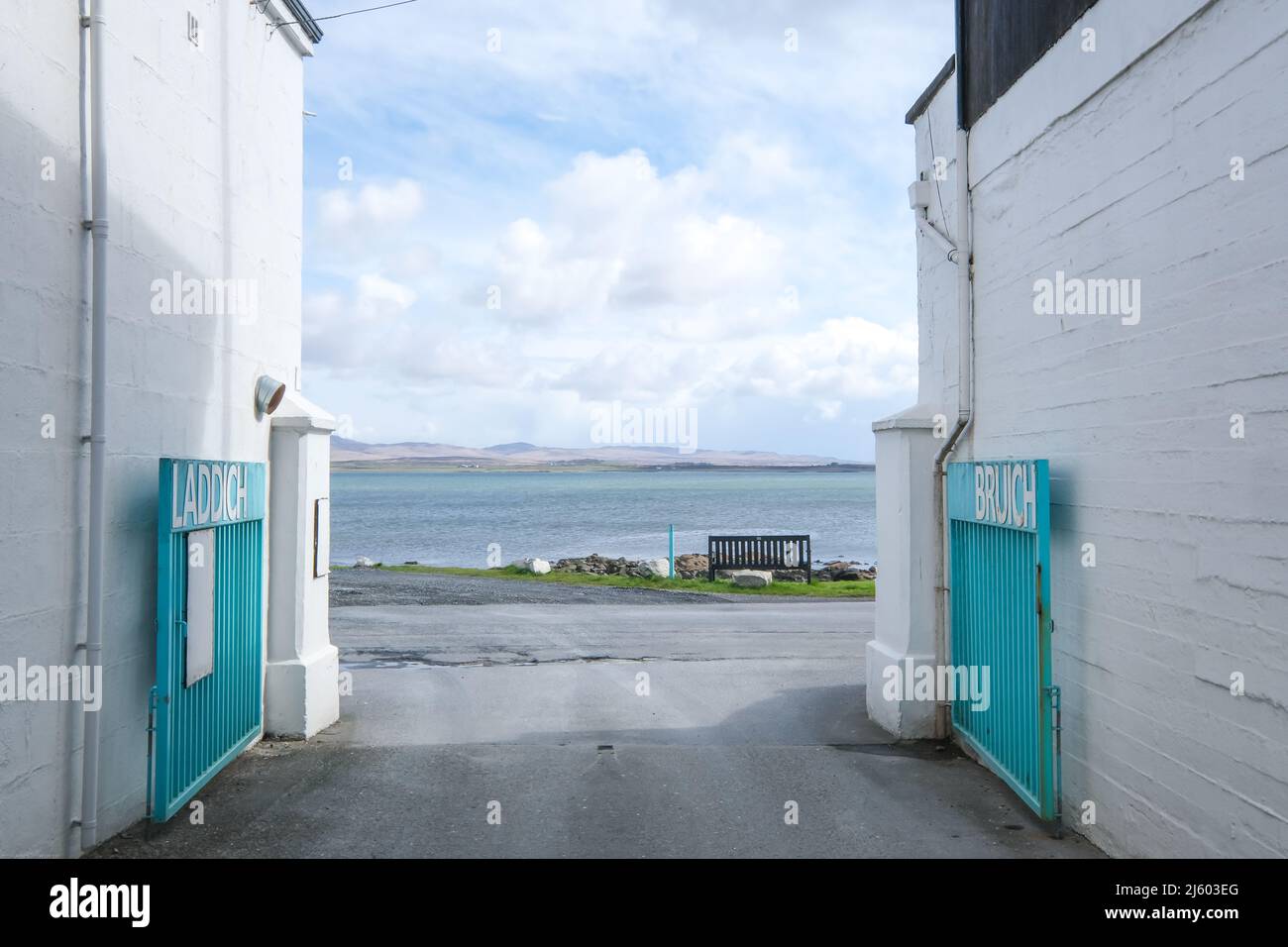 Si affaccia sul Loch Indaal dalla distilleria di Bruichladdich, imbiancata di bianco, una delle numerose dell'isola scozzese di Islay. Foto Stock Si affaccia sul Loch Indaal dalla distilleria di Bruichladdich, imbiancata di bianco, una delle numerose dell'isola scozzese di Islay. Foto Stock