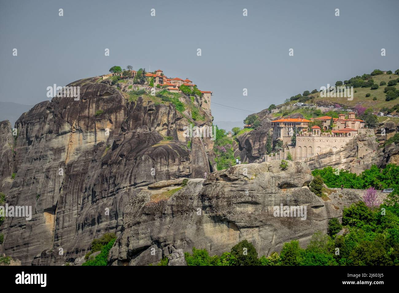 Paesaggio dei monasteri greco-ortodossi sulla cima di rocce ripide Foto Stock