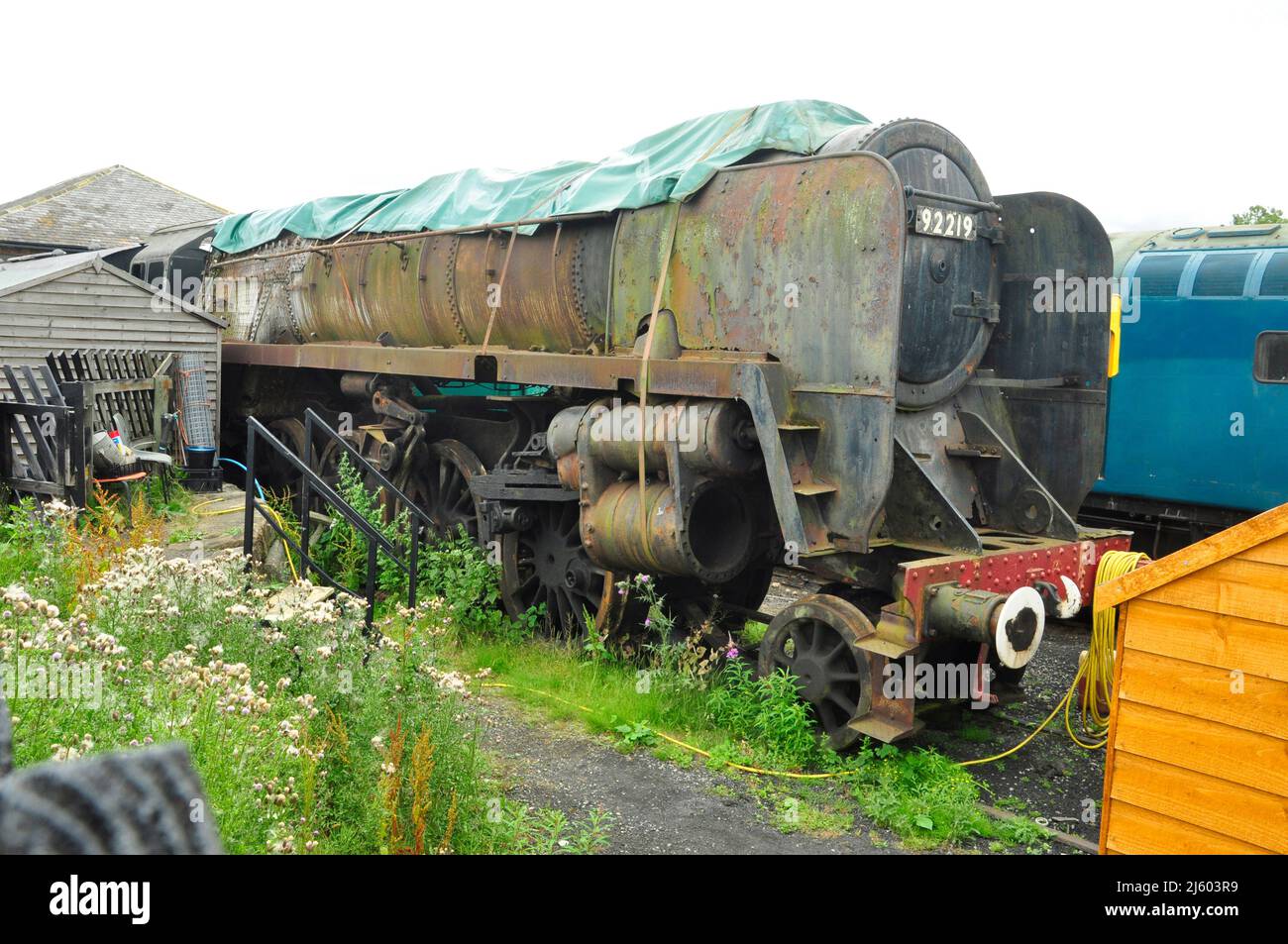 I resti del motore a vapore BR 9F 2-10-0 locomotiva pesante per il trasporto nel 2016 alla stazione di Leeming Bar sulla Wensleydale Railway.moved in December2020 a. Foto Stock