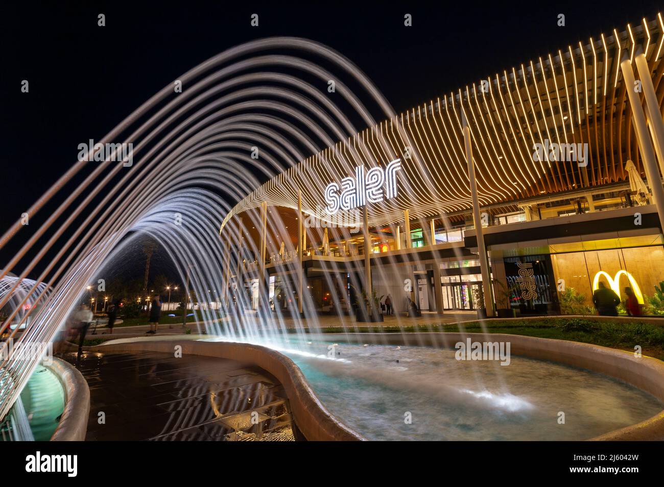 L'esterno dell'esclusivo centro commerciale Saler di notte con fontane, Valencia Spagna. Foto Stock