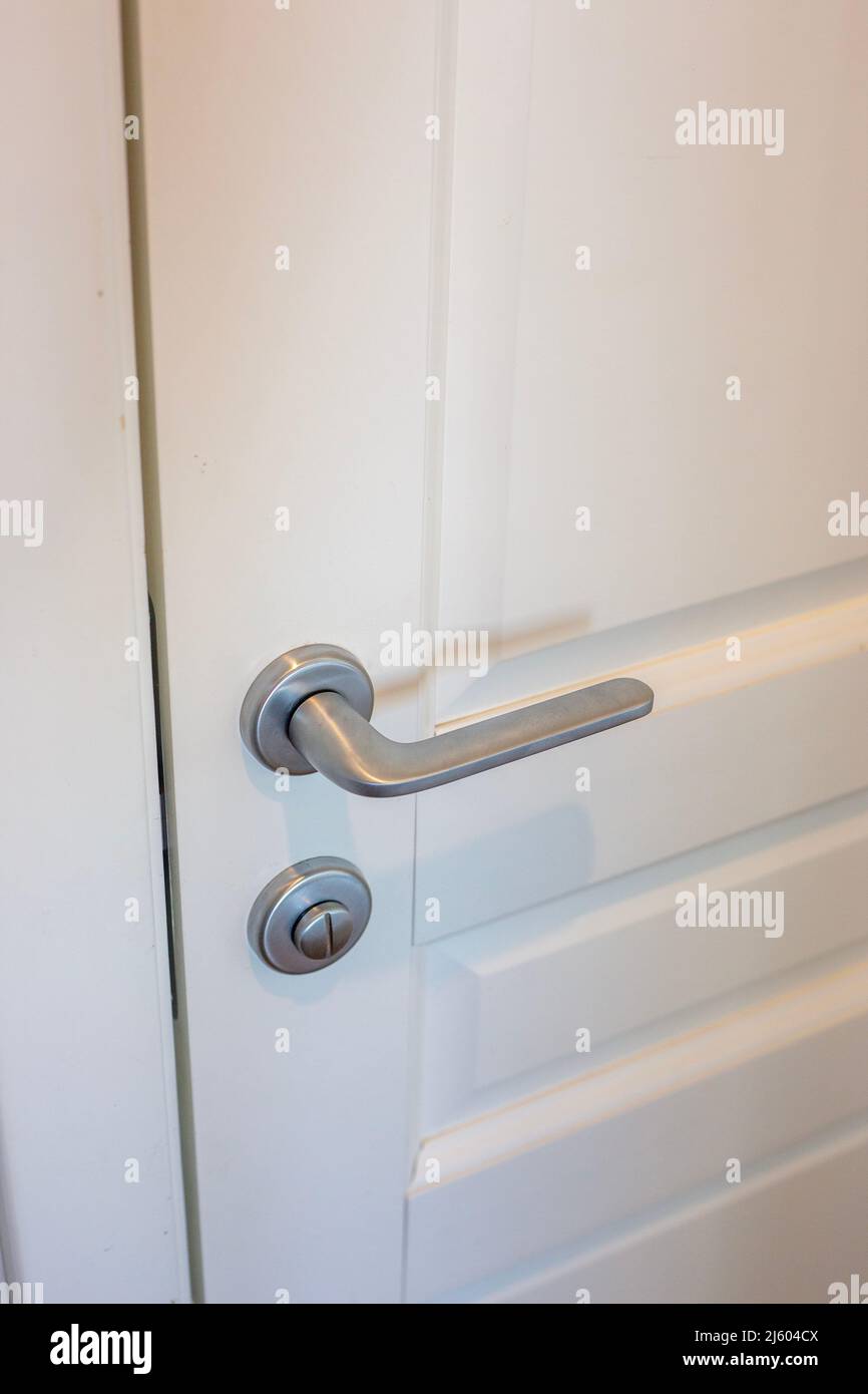 Porta bianca e porta argentata nell'appartamento Foto Stock