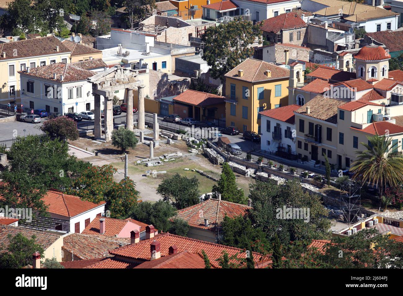 Colonne storiche nel centro della città vecchia Atene vista dall'Acropoli in Grecia. Atene è una delle città più antiche del mondo. Foto Stock