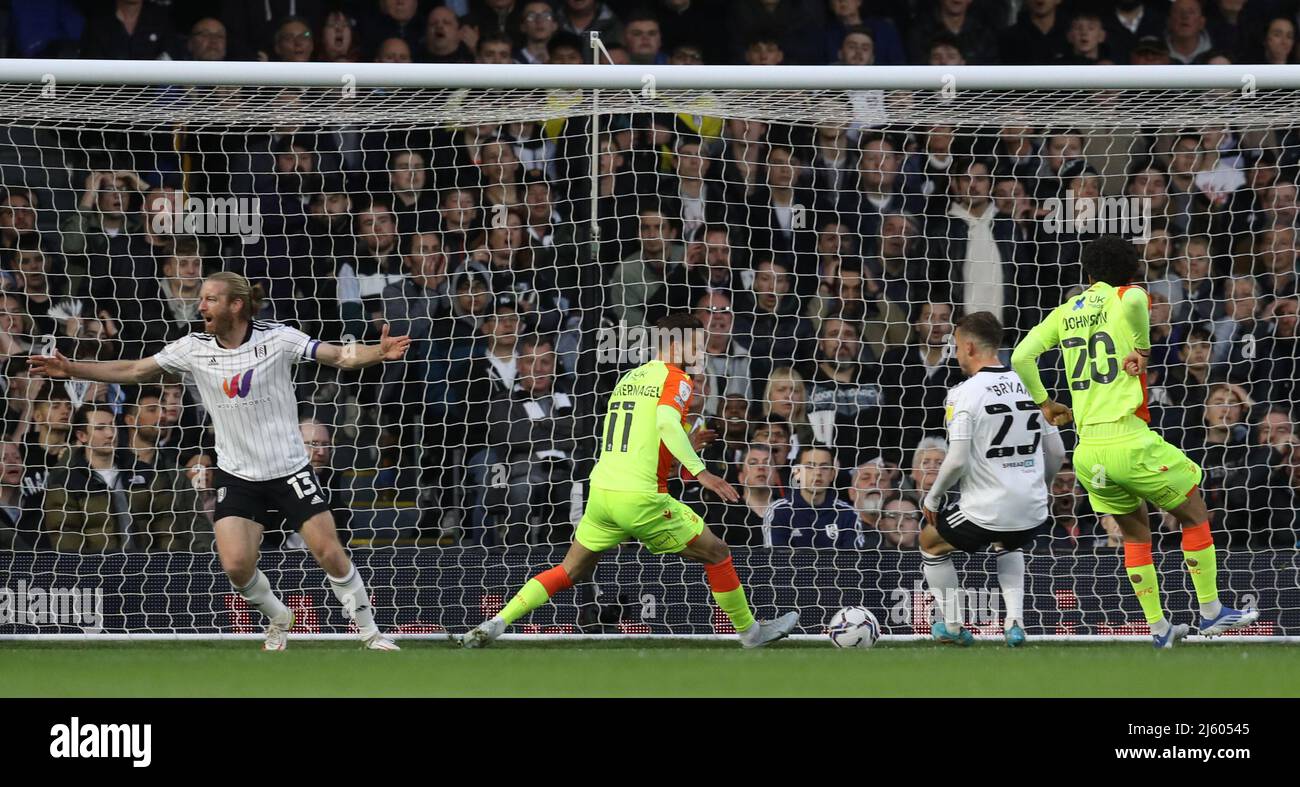 Londra, Inghilterra, 26th aprile 2022. Philip Zinckernagel di Nottingham Forest segna il traguardo di apertura durante la partita Sky Bet Championship a Craven Cottage, Londra. Il credito dell'immagine dovrebbe leggere: Paul Terry / credito dello Sportimage: Notizie dal vivo dello Sportimage/Alamy Foto Stock