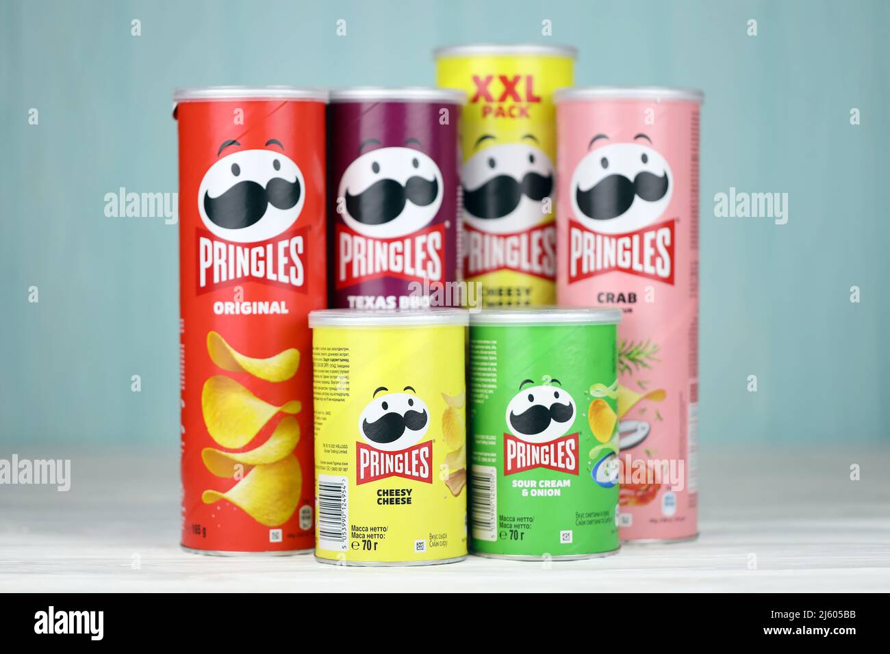 KHARKIV, UCRAINA - 16 DICEMBRE 2021: Produzione di Pringles con nuovo logo. Pringles è un marchio di patata snack chips di proprietà della Kellogg Company Foto Stock