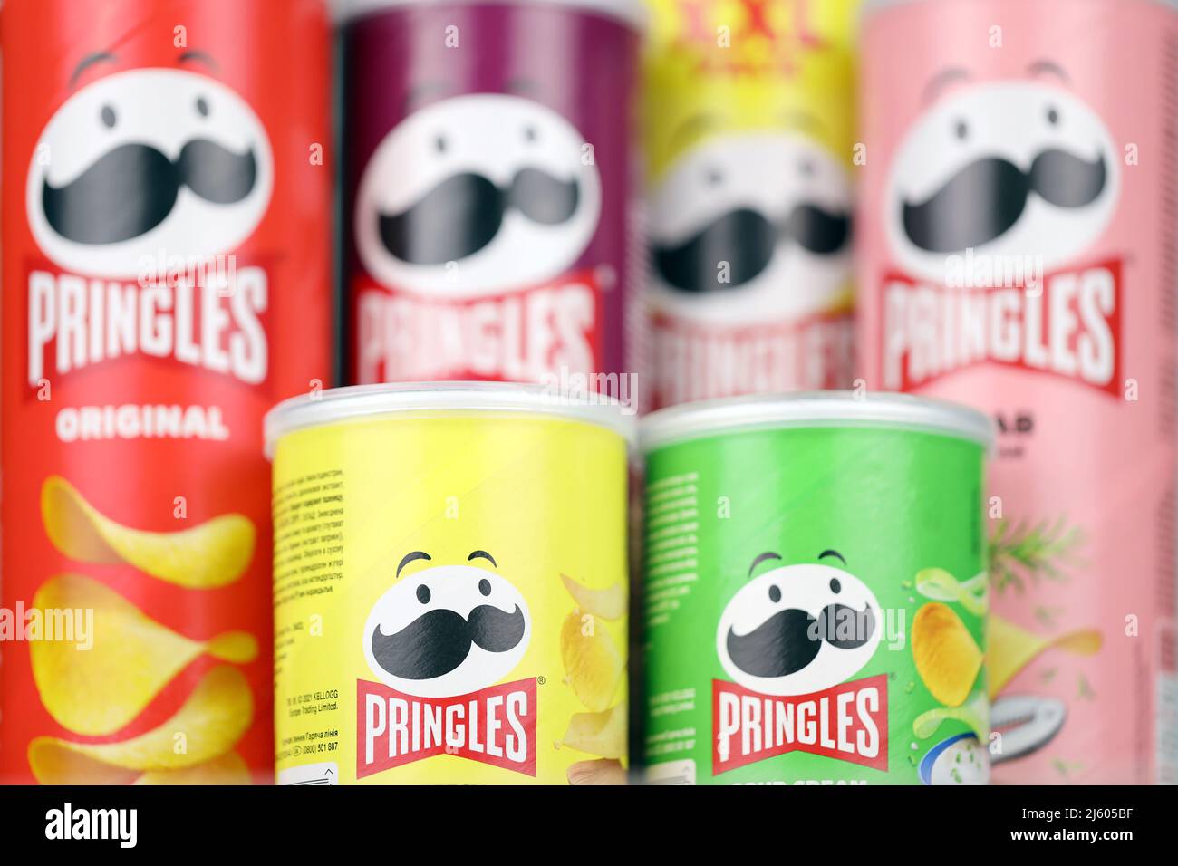 KHARKIV, UCRAINA - 16 DICEMBRE 2021: Produzione di Pringles con nuovo logo. Pringles è un marchio di patata snack chips di proprietà della Kellogg Company Foto Stock