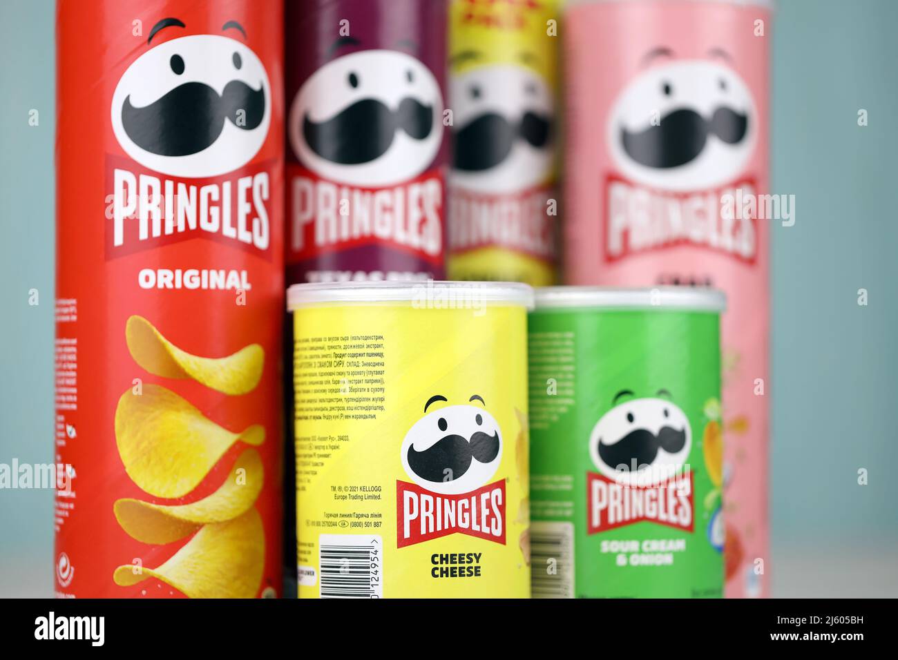 KHARKIV, UCRAINA - 16 DICEMBRE 2021: Produzione di Pringles con nuovo logo. Pringles è un marchio di patata snack chips di proprietà della Kellogg Company Foto Stock