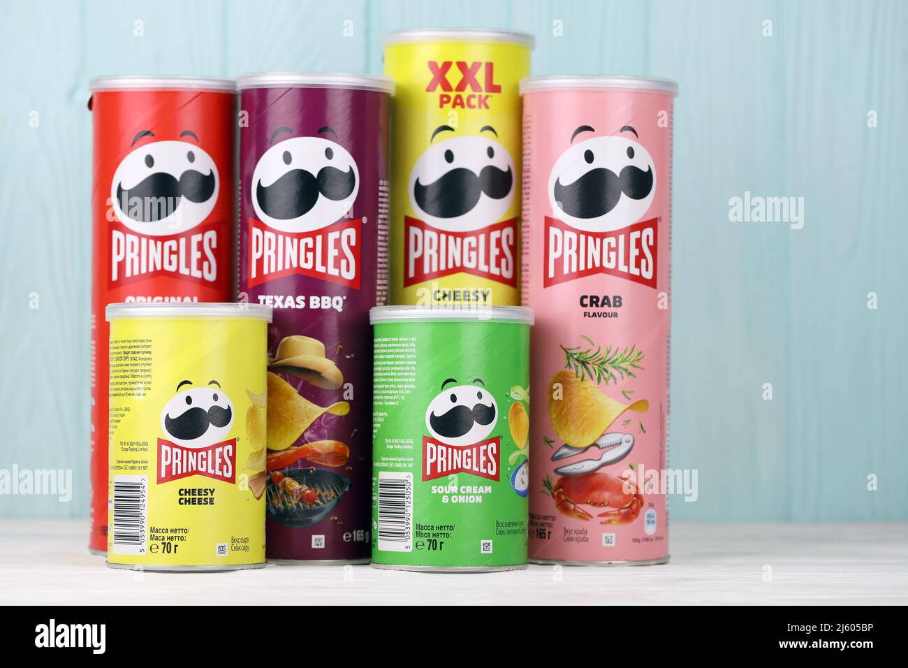 KHARKIV, UCRAINA - 16 DICEMBRE 2021: Produzione di Pringles con nuovo logo. Pringles è un marchio di patata snack chips di proprietà della Kellogg Company Foto Stock