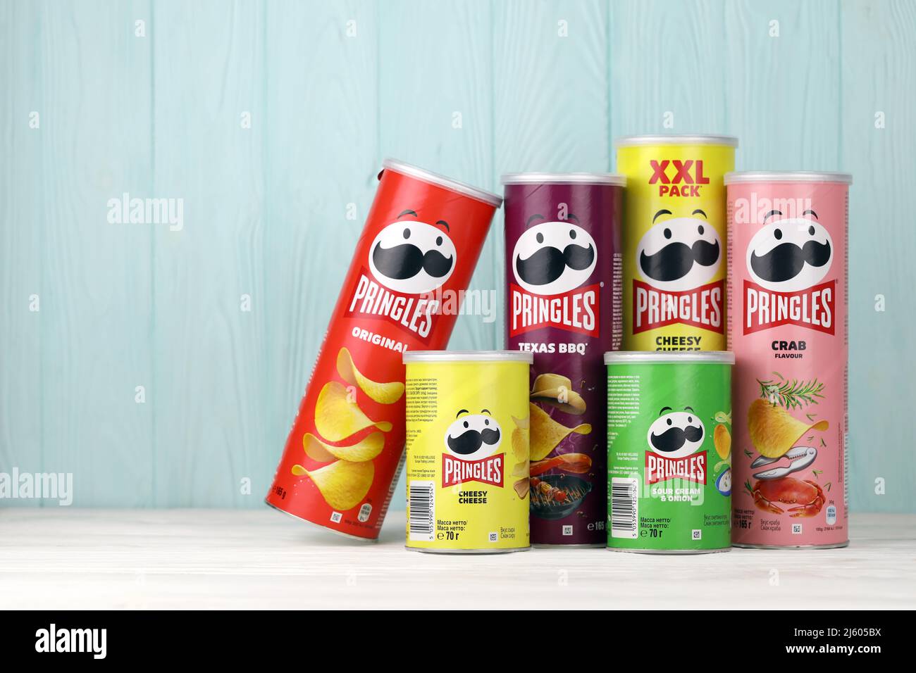 KHARKIV, UCRAINA - 16 DICEMBRE 2021: Produzione di Pringles con nuovo logo. Pringles è un marchio di patata snack chips di proprietà della Kellogg Company Foto Stock