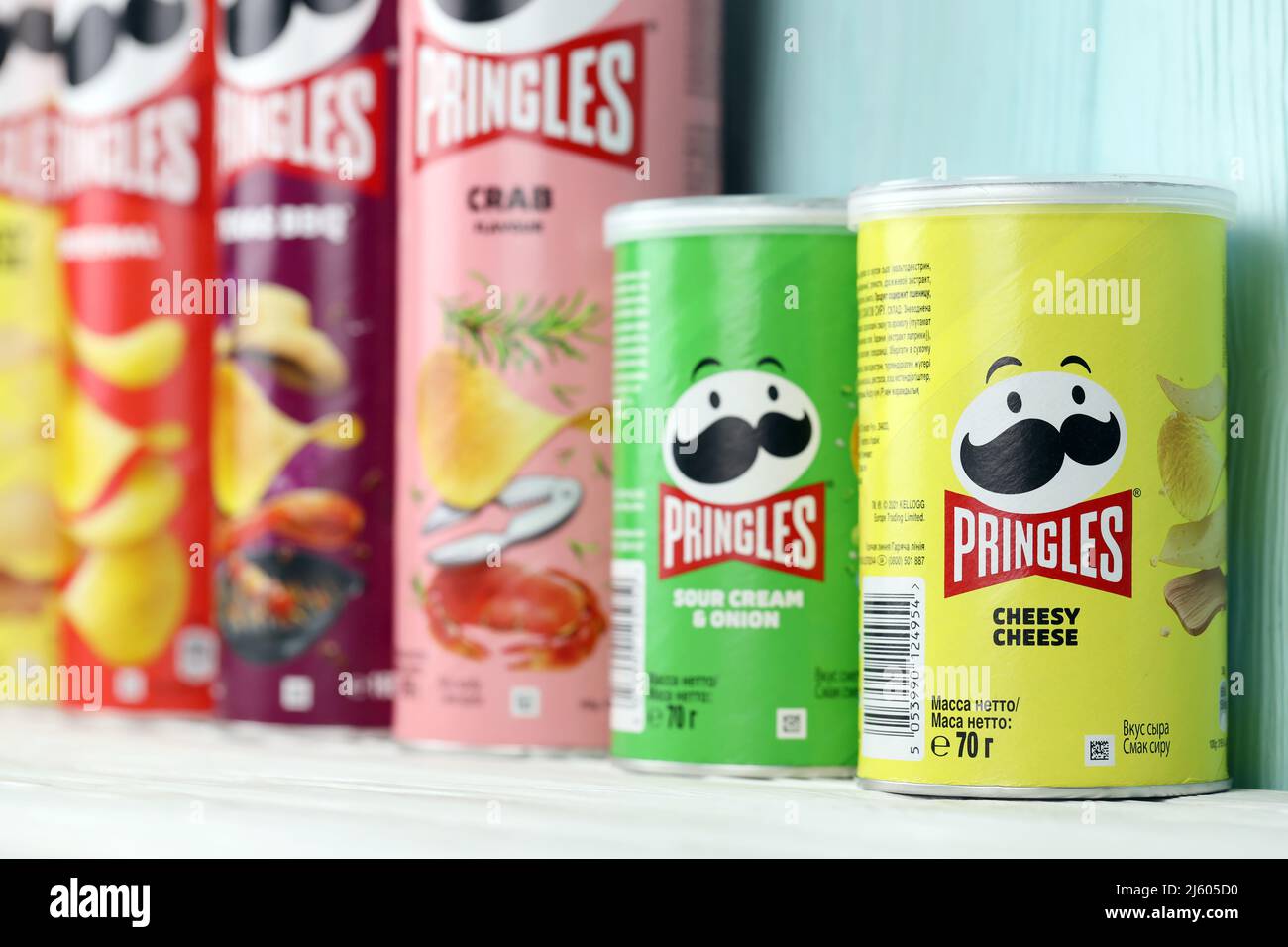 KHARKIV, UCRAINA - 16 DICEMBRE 2021: Produzione di Pringles con nuovo logo. Pringles è un marchio di patata snack chips di proprietà della Kellogg Company Foto Stock