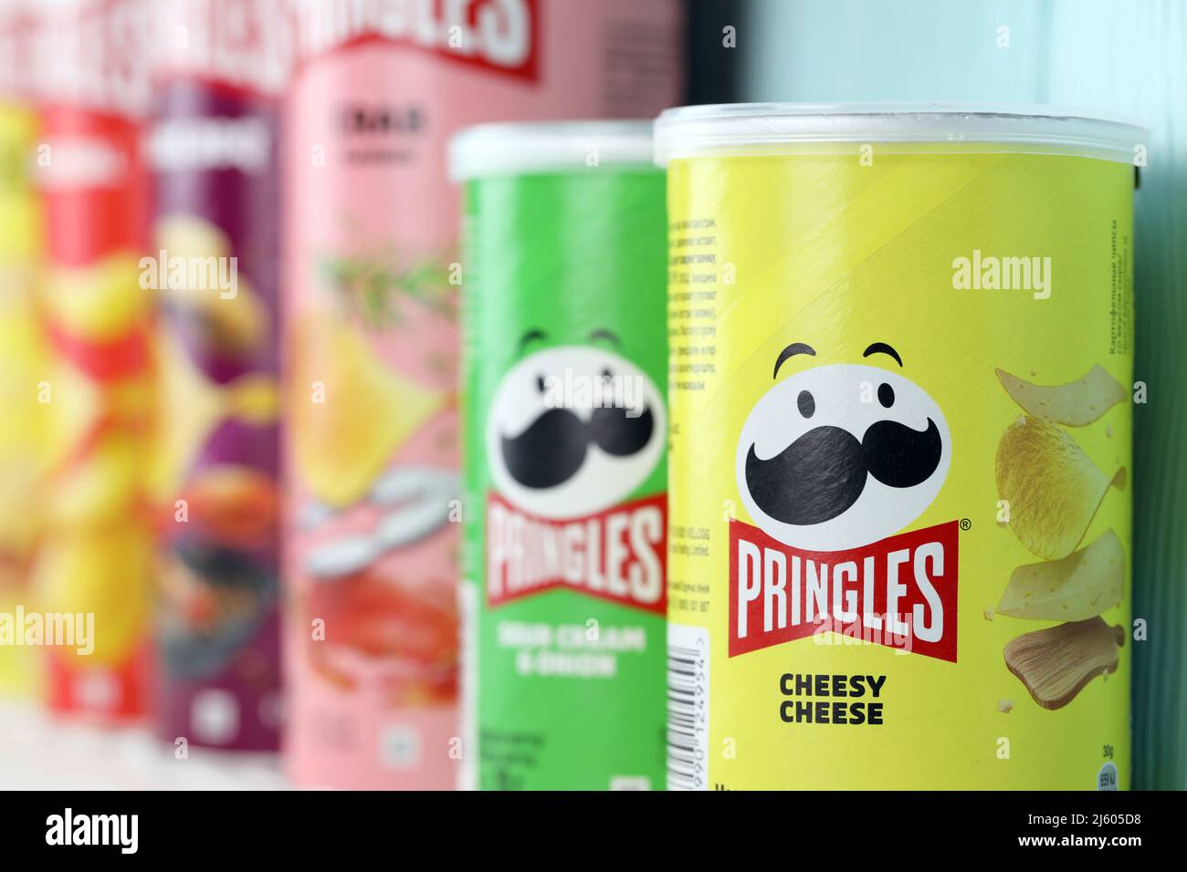 KHARKIV, UCRAINA - 16 DICEMBRE 2021: Produzione di Pringles con nuovo logo. Pringles è un marchio di patata snack chips di proprietà della Kellogg Company Foto Stock