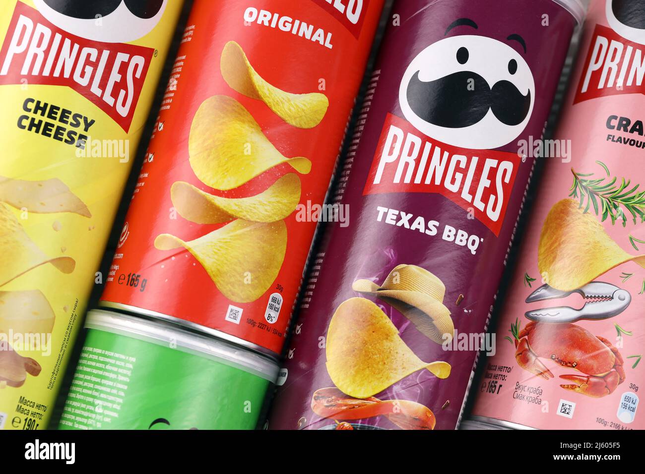 KHARKIV, UCRAINA - 16 DICEMBRE 2021: Produzione di Pringles con nuovo logo. Pringles è un marchio di patata snack chips di proprietà della Kellogg Company Foto Stock