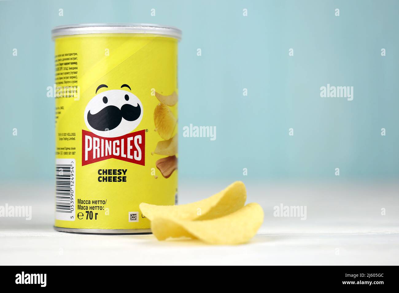 KHARKIV, UCRAINA - 16 DICEMBRE 2021: Produzione di Pringles con nuovo logo. Pringles è un marchio di patata snack chips di proprietà della Kellogg Company Foto Stock
