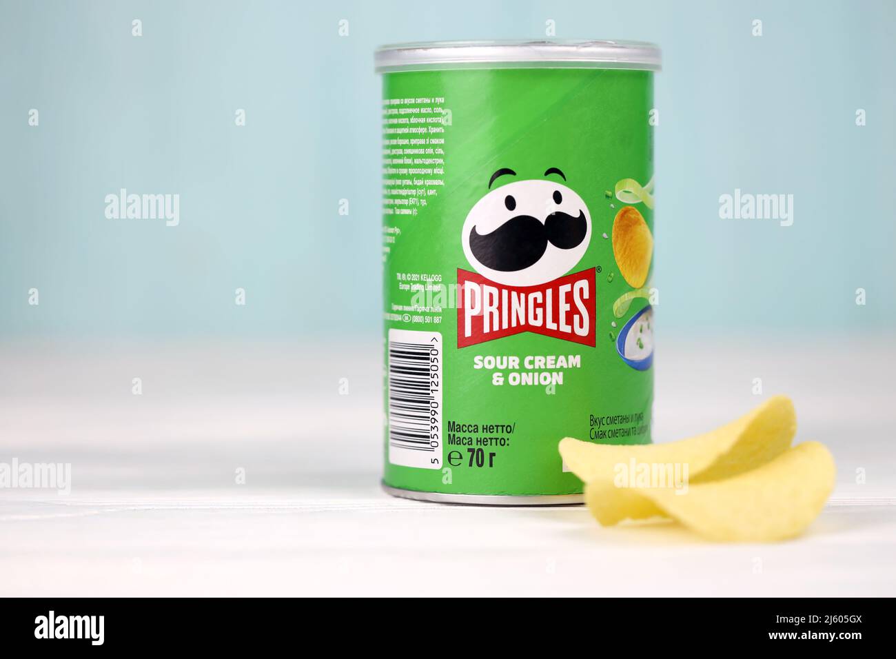 KHARKIV, UCRAINA - 16 DICEMBRE 2021: Produzione di Pringles con nuovo logo. Pringles è un marchio di patata snack chips di proprietà della Kellogg Company Foto Stock