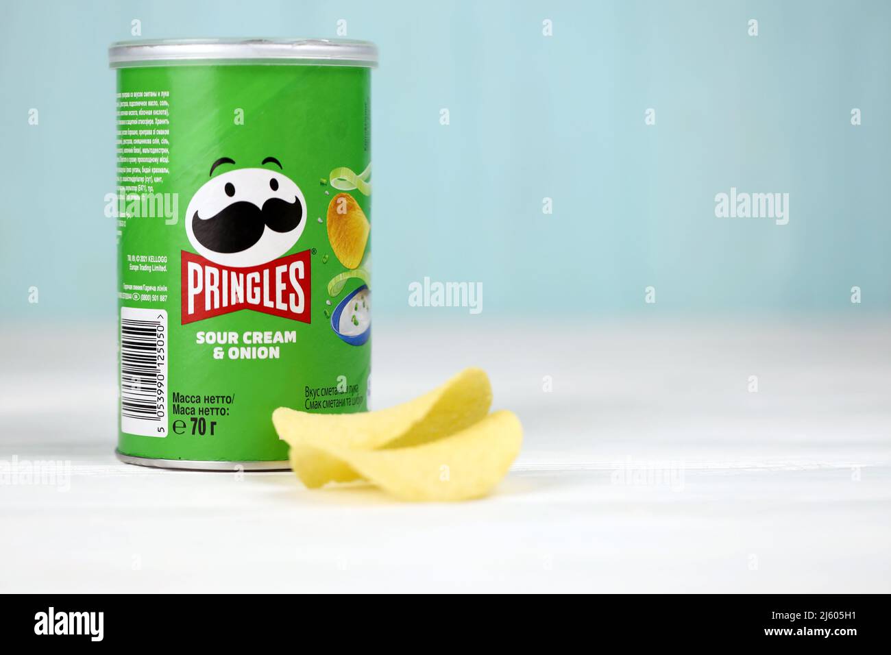 KHARKIV, UCRAINA - 16 DICEMBRE 2021: Produzione di Pringles con nuovo logo. Pringles è un marchio di patata snack chips di proprietà della Kellogg Company Foto Stock