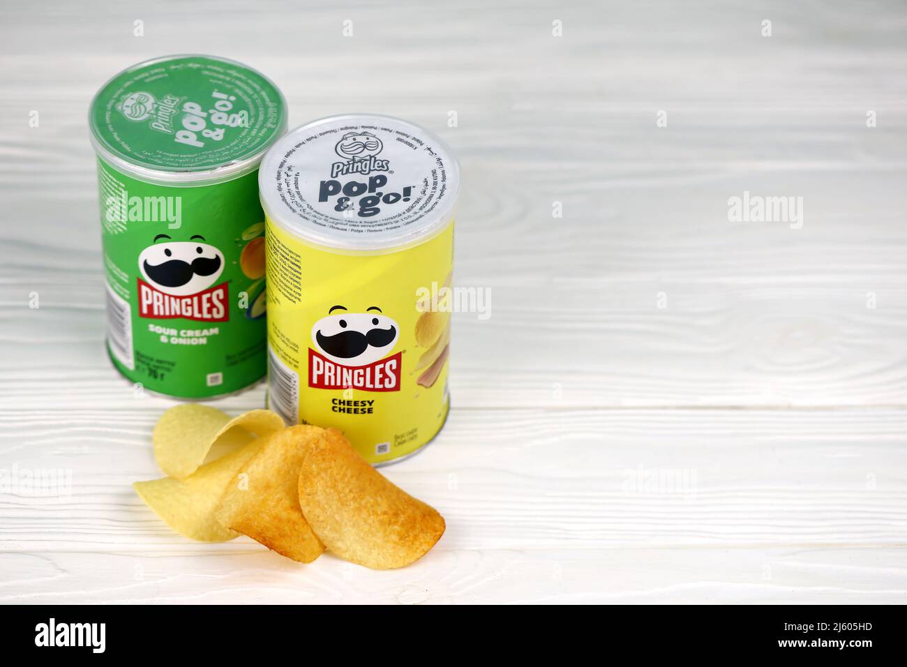 KHARKIV, UCRAINA - 16 DICEMBRE 2021: Produzione di Pringles con nuovo logo. Pringles è un marchio di patata snack chips di proprietà della Kellogg Company Foto Stock