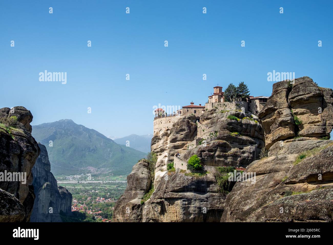 Paesaggio dei monasteri greco-ortodossi sulla cima di rocce ripide Foto Stock