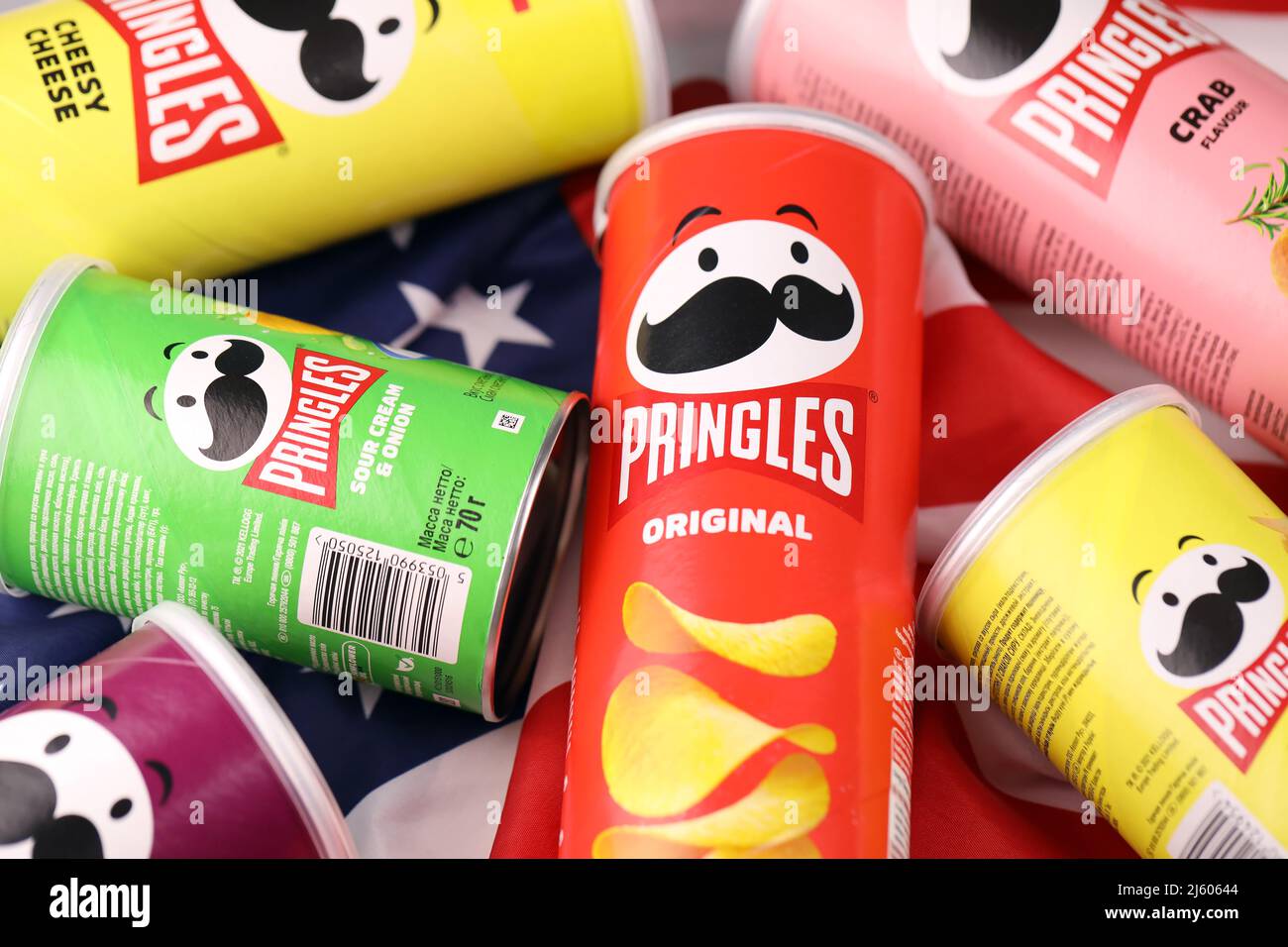 KHARKIV, UCRAINA - 16 DICEMBRE 2021: Produzione di Pringles con nuovo logo. Pringles è un marchio di patata snack chips di proprietà della Kellogg Company Foto Stock