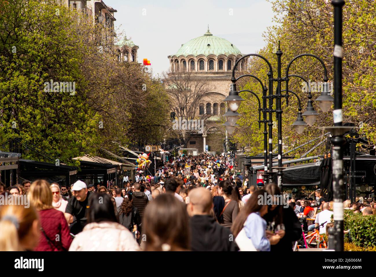 Sofia Bulgaria folla di persone che camminano sul viale pedonale Vitosha a Sofia, Bulgaria, Europa orientale, Balcani, UE Foto Stock