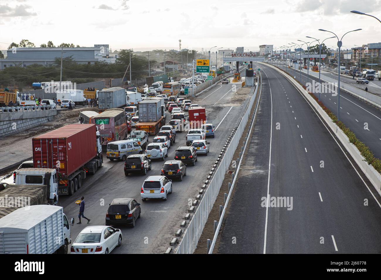 I motociclisti congest e sperimentare il traffico pesante vicino all'ingresso della stazione a pedaggio di Mlolongo durante l'ora di punta sulla strada senza pedaggio lungo la strada di Mombasa. I lavori finali proseguono sulla costruzione dell'autostrada a pedaggio lunga 27,1km, la Nairobi Expressway è prevista per il giugno 2022. La superstrada di Nairobi è destinata a decongestionare la città di Nairobi. Foto Stock