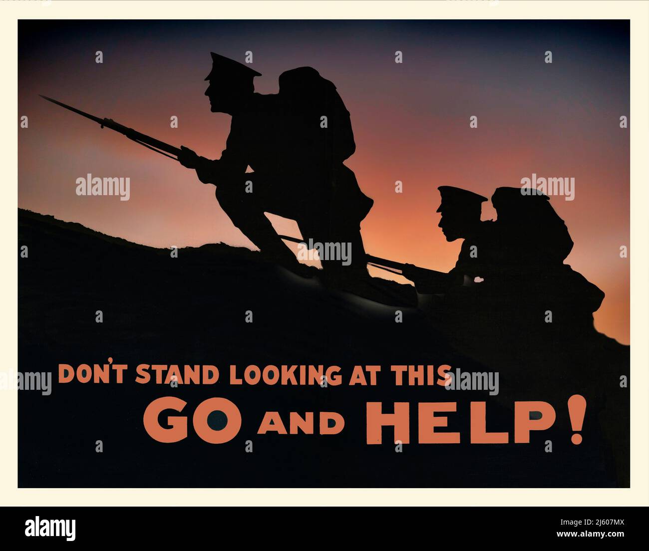 Una ricreazione di un poster di reclutamento pubblicitario britannico del 1915, con due soldati che portano bayonets alla cresta di una collina, in silhouette. Lo slogan non sta guardando questo, vada ed aiuti! Artista sconosciuto. Poster originale Alamy numero 2J607HW Foto Stock