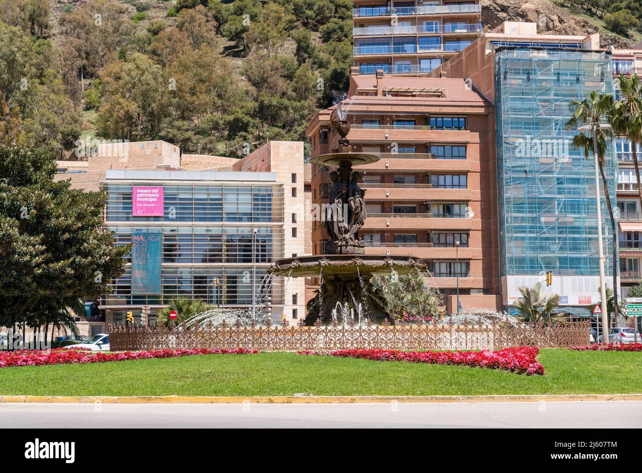 Fontana delle tre grazie 'Fuente de las Tres Gracias' fontana in stile classico su una rotatoria sul viale principale di Malaga. Foto Stock