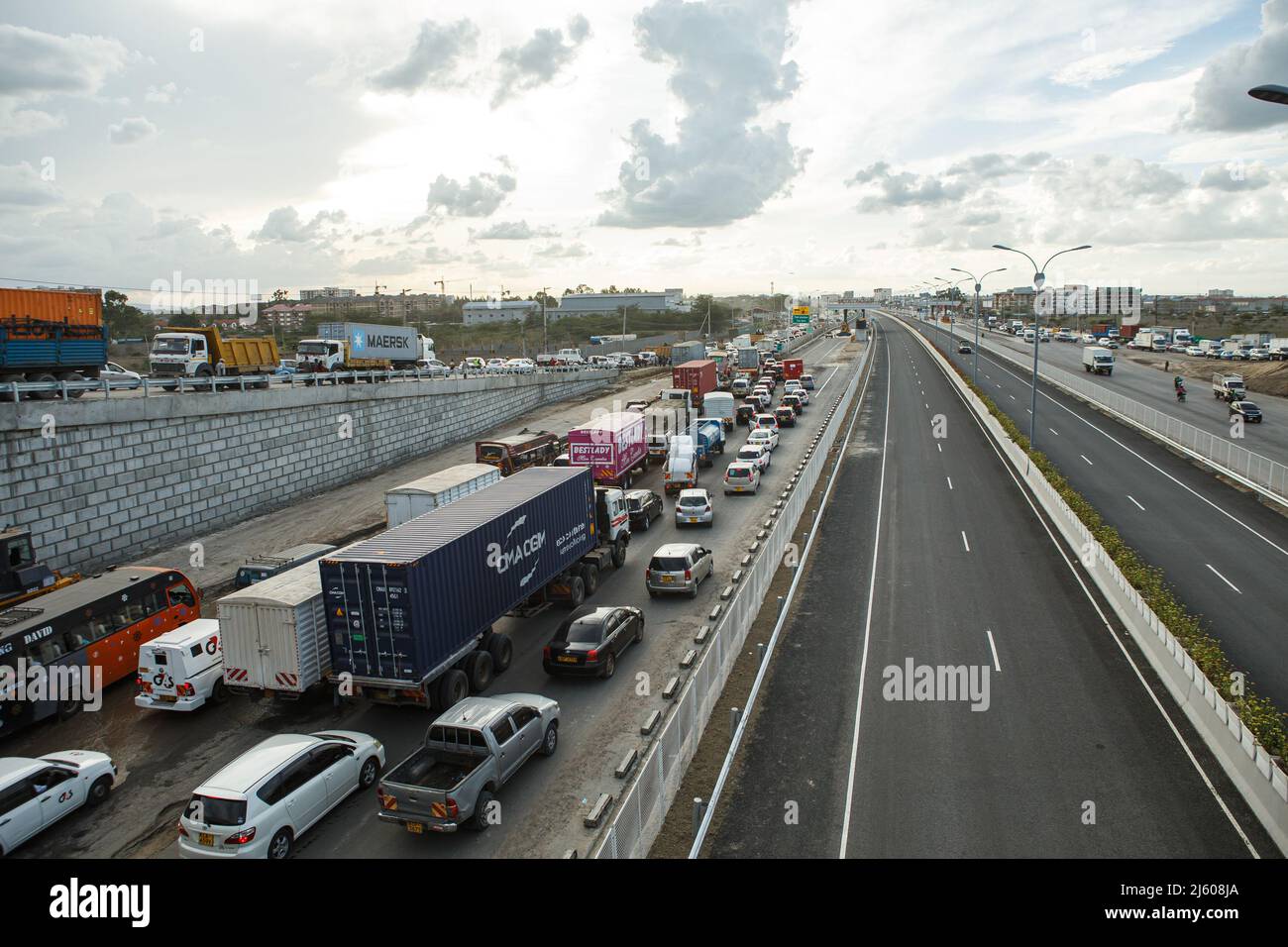 Nairobi, Kenya. 26th Apr 2022. Gli automobilisti sperimentano il traffico intenso durante l'ora di punta sulla strada senza pedaggio lungo la strada Mombasa. I lavori finali proseguono sulla costruzione dell'autostrada a pedaggio lunga 27,1km, la Nairobi Expressway è prevista per il giugno 2022. La superstrada di Nairobi è destinata a decongestionare la città di Nairobi. (Credit Image: © Bonifacio Muthoni/SOPA Images via ZUMA Press Wire) Foto Stock