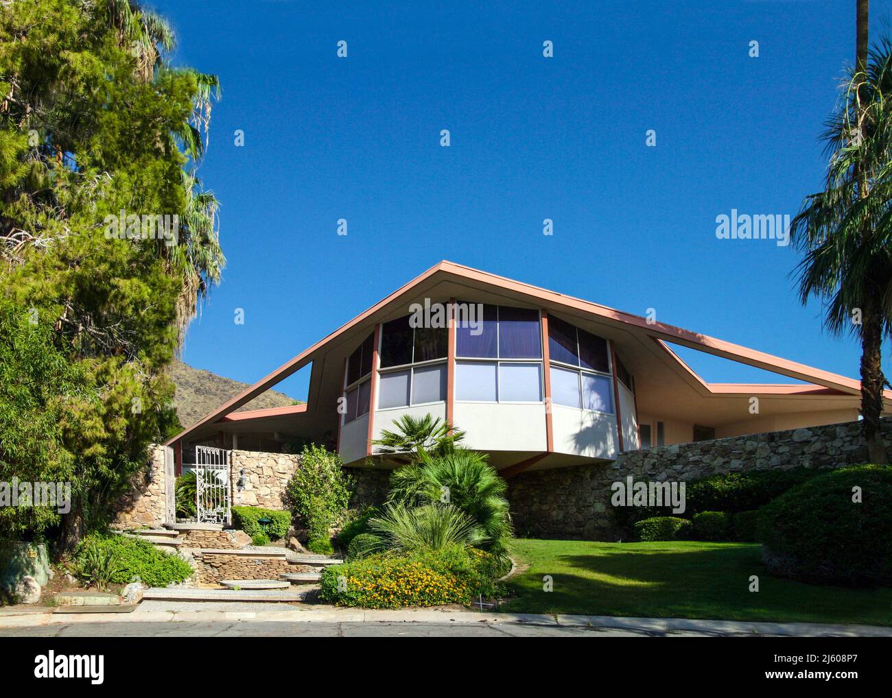 La moderna casa Honeymoon Hideaway di Elvis Presley, nel deserto della metà del secolo scorso, progettata da William Krisel nella zona di Vista Las Palmas di Palm Springs in california Foto Stock