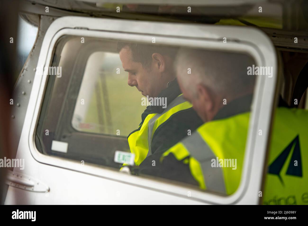 Glasgow, Scozia, Regno Unito. 26th Apr 2022. NELLA FOTO: L'evento della campagna Douglas Ross, leader conservatore scozzese, prende il volo in aereo all'aeroporto di Glasgow prima delle elezioni del governo locale. Credit: Colin Fisher/Alamy Live News Foto Stock