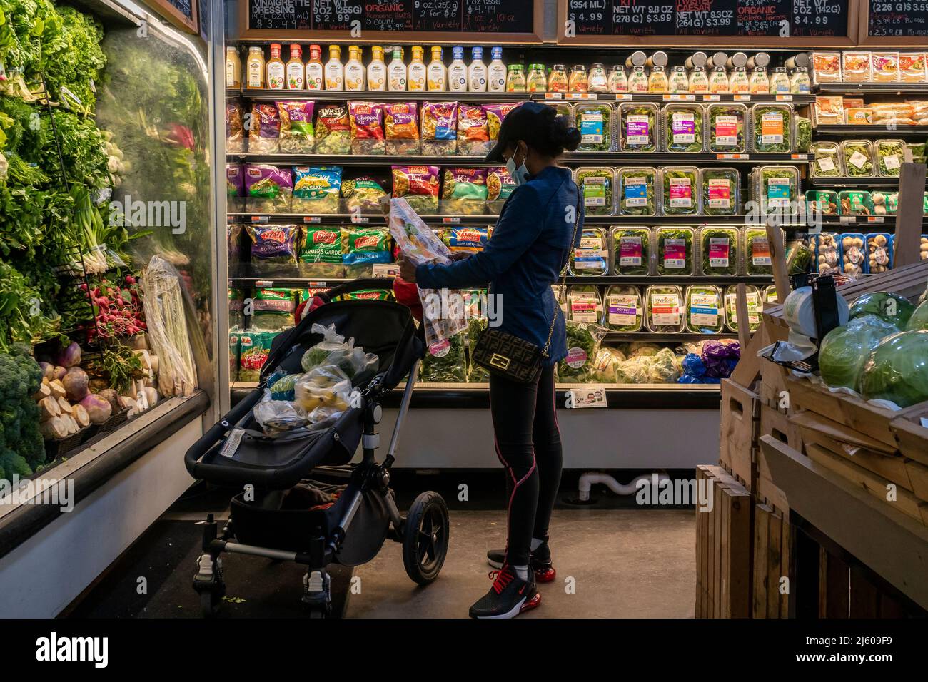 Shopping in un supermercato a New York venerdì 15 aprile 2022. L'inflazione negli Stati Uniti è salita al 8,5% a marzo, rispetto ai 12 mesi precedenti. Questo è stato il più alto aumento dal 1981. (© Richard B. Levine) Foto Stock