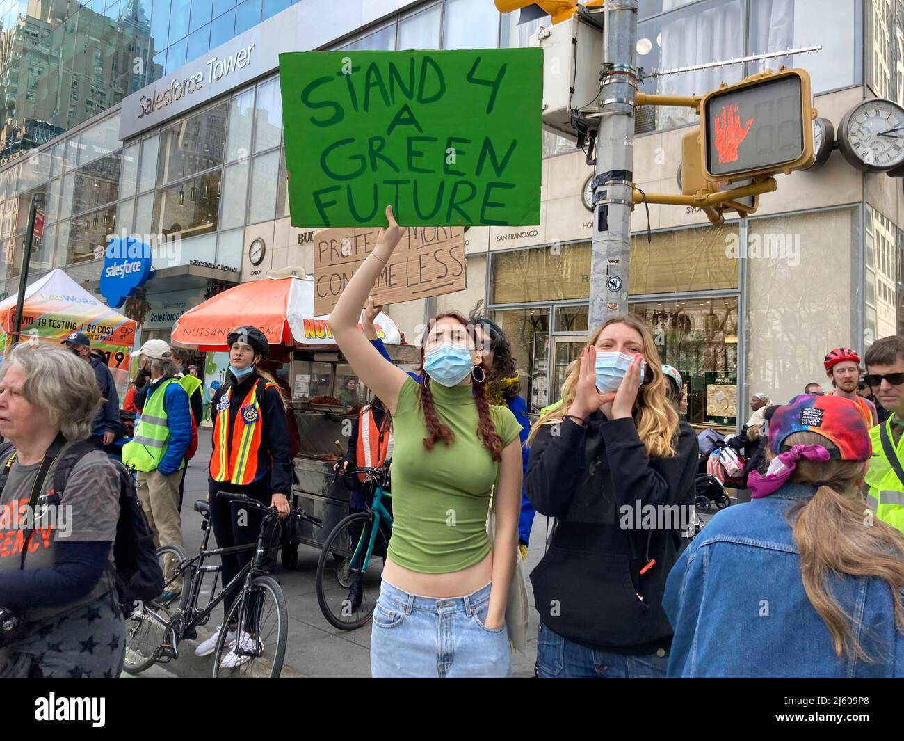 Gli attivisti ambientali affiliati con Extinction Rebellion eseguono la disobbedienza civile bloccando il traffico sulla Sixth Avenue a New York sabato 23 aprile 2022. La protesta ha richiamato l'attenzione sull'inattività del governo per fermare la catastrofe climatica, i manifestanti sono stati successivamente arrestati (© Frances M. Roberts) Foto Stock