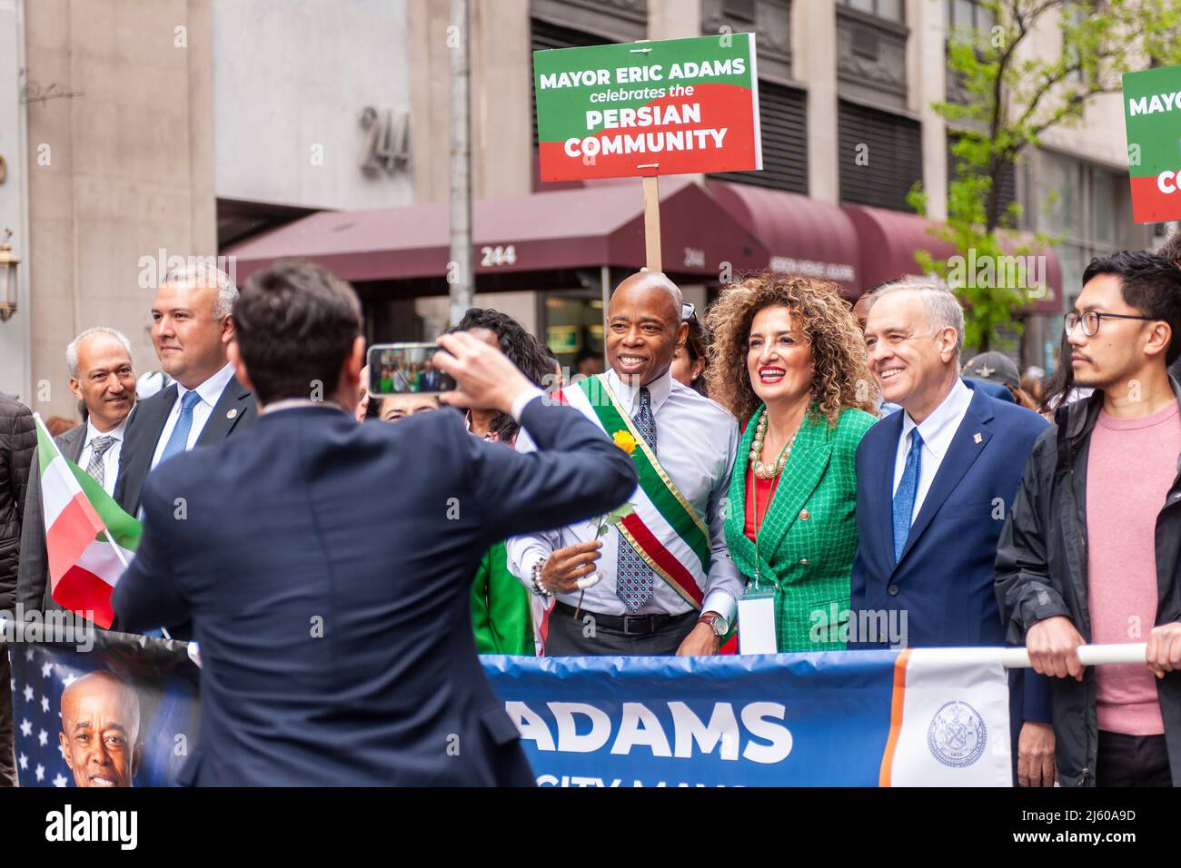 Il sindaco di New York Eric Adams marciò con i dignitari all'annuale Parata Persiana, indietro da un hiatus pandemico di due anni, su Madison Ave. A New York domenica 24 aprile 2022. La sfilata celebra Nowruz, Capodanno in lingua farsi. La vacanza simboleggia la purificazione dell'anima e risale alla religione pre-islamica dello Zoroastrismo. (© Richard B. Levine) Foto Stock