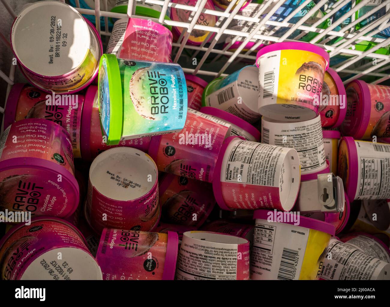 Pinte di Brave robot vegan pianta-a base di “gelato” in un congelatore Venerdì, 22 aprile 2022. (© Richard B. Levine) Foto Stock Pinte di Brave robot vegan pianta-a base di “gelato” in un congelatore Venerdì, 22 aprile 2022. (© Richard B. Levine) Foto Stock
