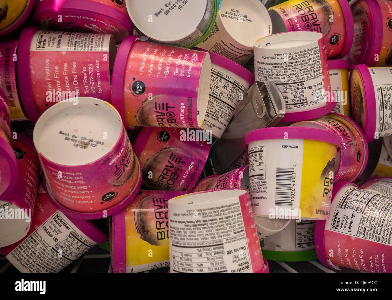 Pinte di Brave robot vegan pianta-a base di “gelato” in un congelatore Venerdì, 22 aprile 2022. (© Richard B. Levine) Foto Stock Pinte di Brave robot vegan pianta-a base di “gelato” in un congelatore Venerdì, 22 aprile 2022. (© Richard B. Levine) Foto Stock