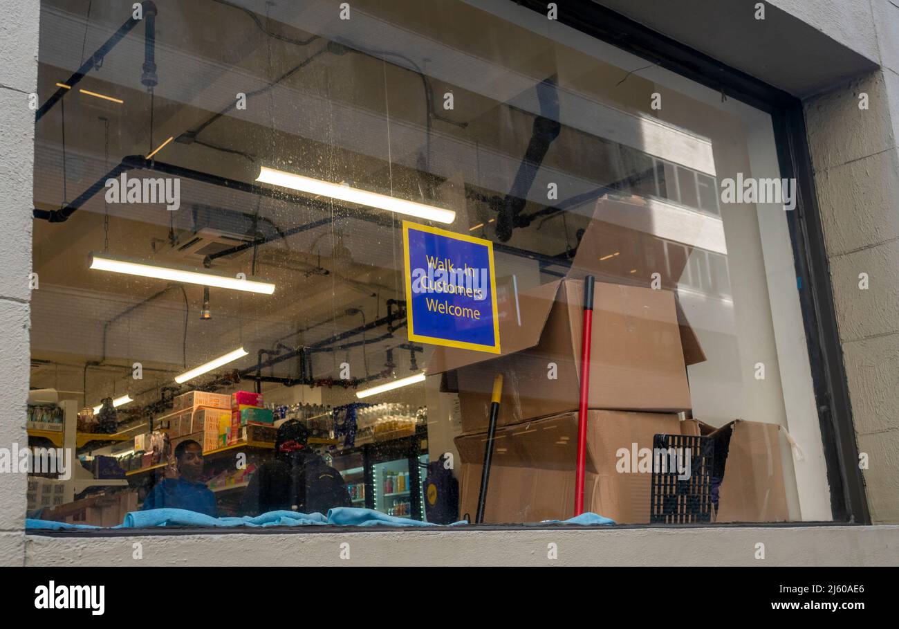 Un negozio scuro per il servizio di consegna superveloce di generi alimentari Getir nel quartiere di Murray Hill a New York Sabato, 23 aprile 2022 accoglie i clienti walk-in. Getir è stato iniziato in Turchia nel 2015 ed è stato ampliato in Europa originariamente. (© Richard B. Levine) Foto Stock