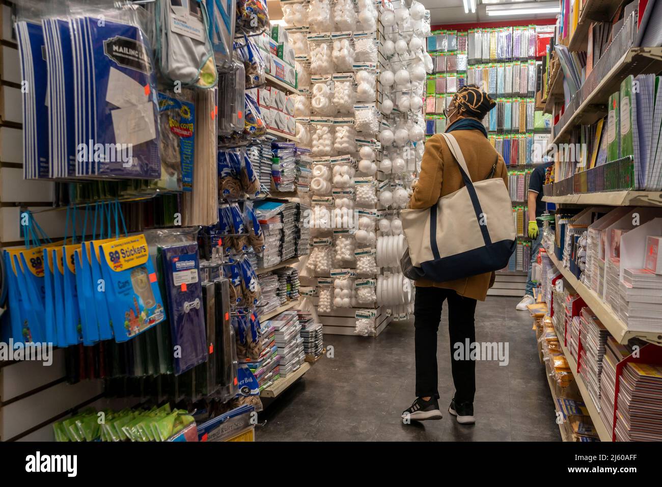 Shopping in un negozio di sconti a New York giovedì 21 aprile 2022. La Federal Reserve è riferito di aver in programma di aumentare le dimensioni e il ritmo dei tassi di aumento a regnare in un'inflazione dilagante. (© Richard B. Levine) Foto Stock