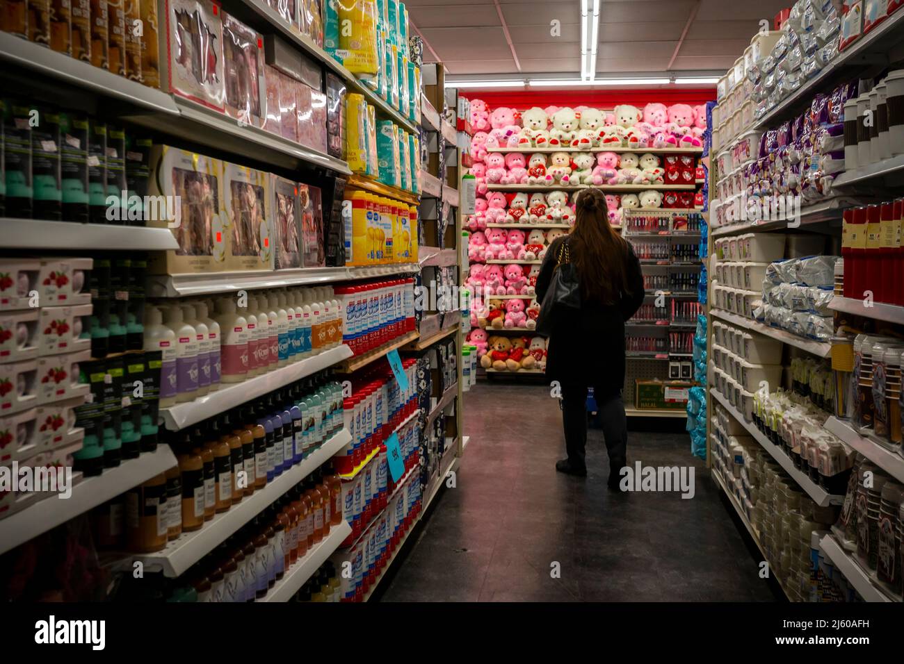 Shopping in un negozio di sconti a New York giovedì 21 aprile 2022. La Federal Reserve è riferito di aver in programma di aumentare le dimensioni e il ritmo dei tassi di aumento a regnare in un'inflazione dilagante. (© Richard B. Levine) Foto Stock