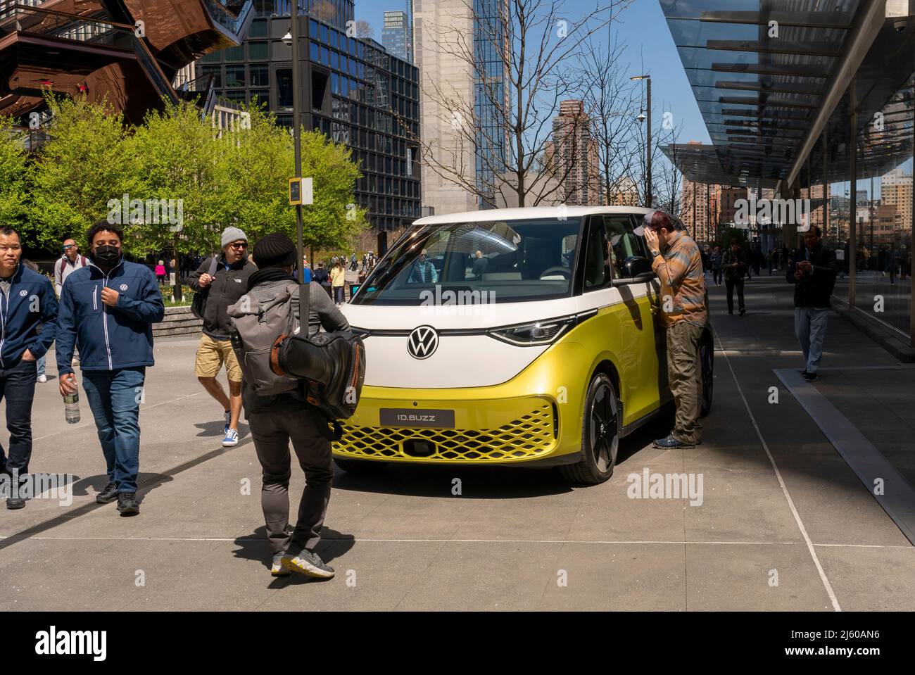 Attivazione del marchio per il veicolo elettrico 2024 Volkswagen ID.Buzz microbus, presso Hudson Yards a New York venerdì 22 aprile 2022. (© Richard B. Levine) Foto Stock