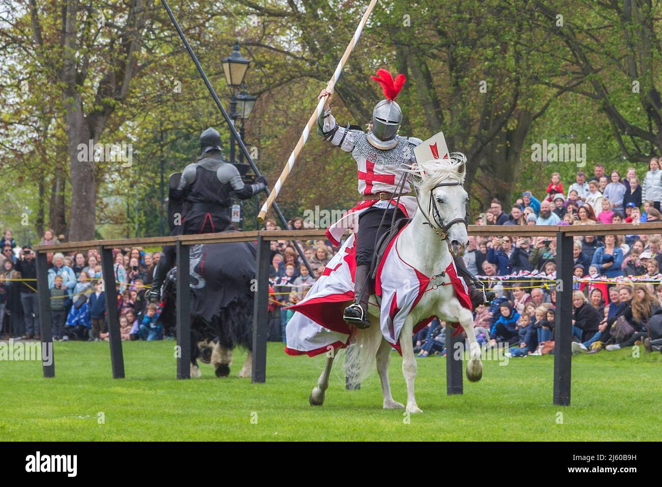 Cavalieri in giostra a cavallo indossando l'armatura del corpo durante il Grand Medieval Joust al Castello di Tamworth il giorno di St. George. Foto Stock