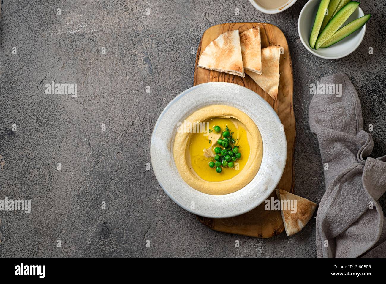 Hummus tradizionale con piselli di neve e ceci, con acqua e verdure fresche Foto Stock