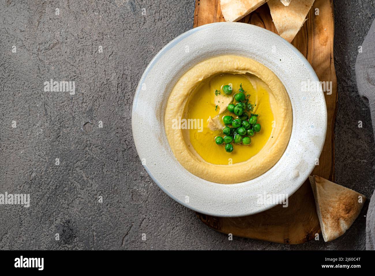 Vista ravvicinata del delizioso hummus con piselli di neve, spazio di cimini Foto Stock