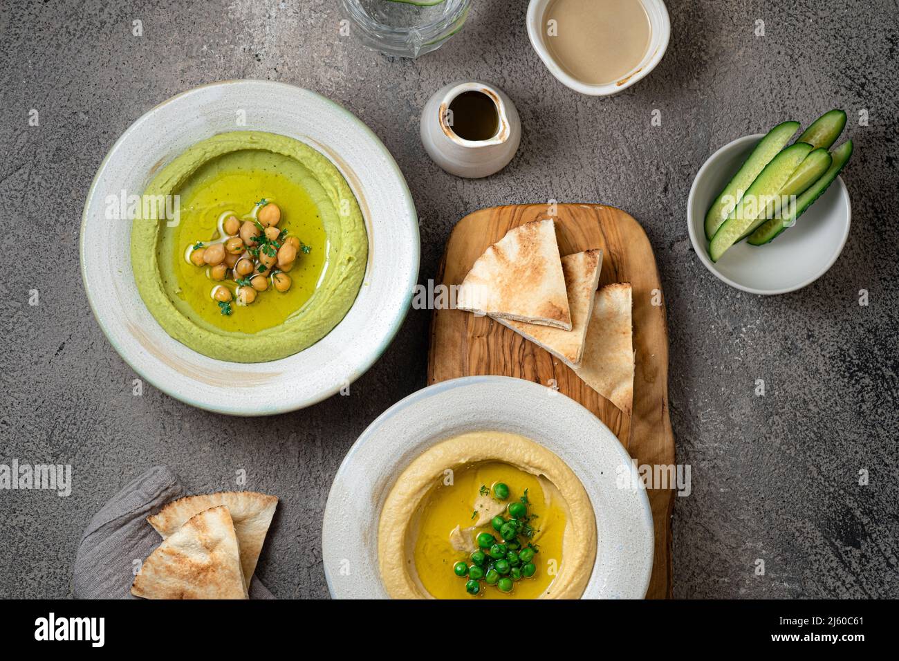 Hummus tradizionale con piselli di neve e ceci, con acqua e verdure fresche Foto Stock