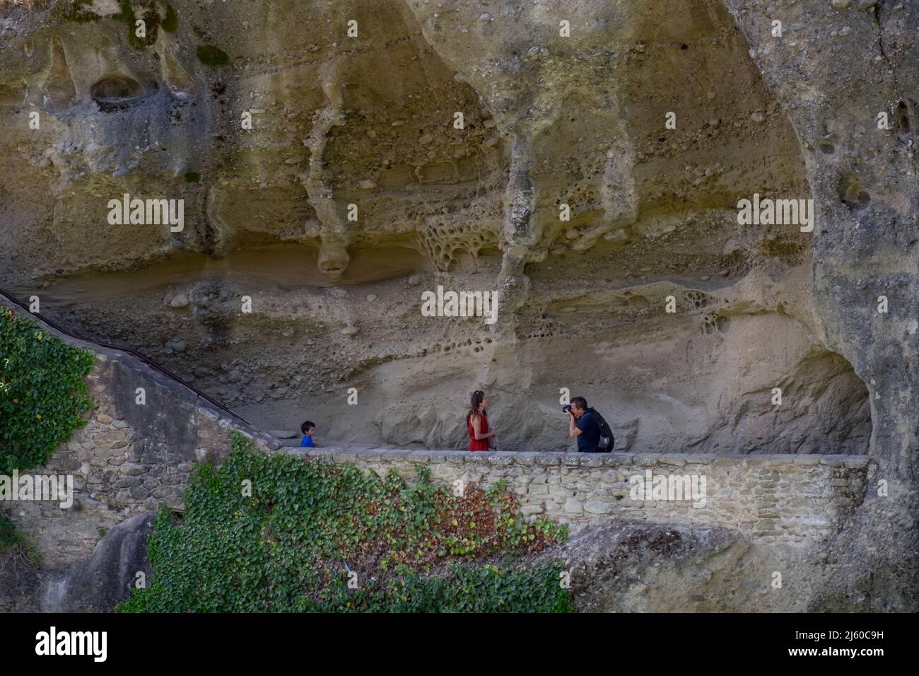Fotografo che prende un phot di una signora mentre salendo le scale a Metamorfosi Sotiros Monastero Meteora , Grecia Foto Stock